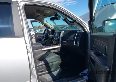 2017 Ram 1500 Laramie 4X4 6'4 Box z USA, uszkodzony, nr VIN 1C6RR7VM7HS557867